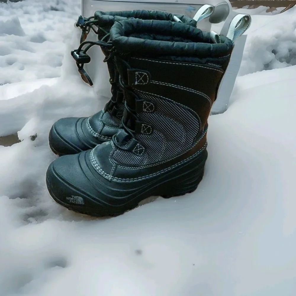 The North Face® Kids Alpenglow V Waterproof Boots Size 2